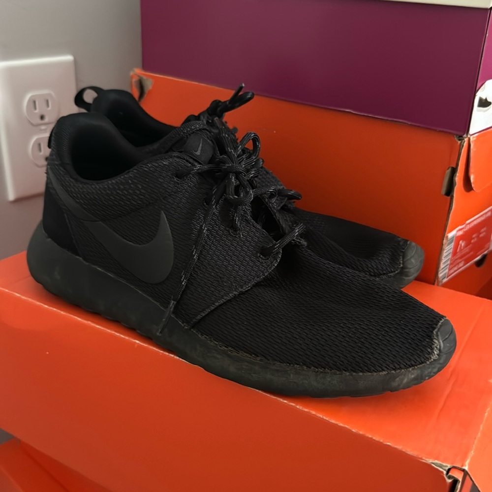 Nike black Roshe sneakers